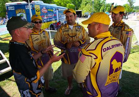 Trip Weldon speaks to the University of North Alabama anglers who volunteered to help with the event.