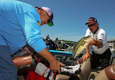 Pete Ponds holds a big largemouth as he gets ready to head to the weigh-in stage Thursday.