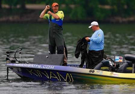 Rain moved in early on Pickwick Lake and had anglers reaching for their rain suits. 