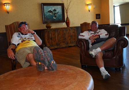 Dave Smith and John Murray find a comfortable place to visit before the pre-tournament briefing. 