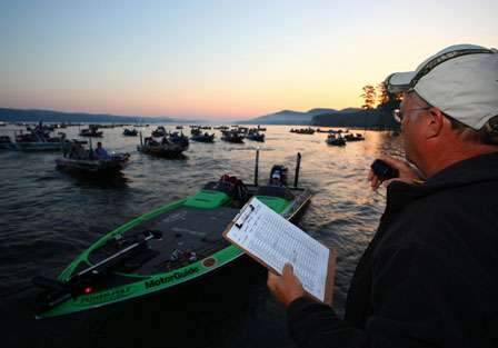 Chuck Harbin gets Scott Ashmore and the rest of the Elite competitors in take-off order.