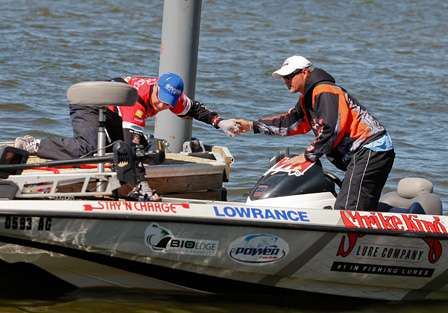 Mark Menendez gets a hand from his Marshal as he brings his boat near the dock on a wind-swept Day Three.