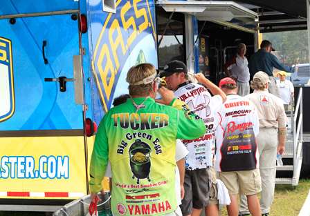 The first anglers hit the tanks before taking the stage to get an official weight.