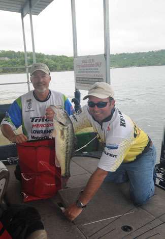 BASS Federation Central Divisional - Table Rock Lake, Mo.<br />Texan Derick Kuyrkendall bags his fish with the help of his partner Keith Hendrix of Missouri.
