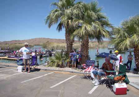 BASS Federation Western Divisional - Martinez Lake, Az.<br />Not much shade is available for those who brave the hot sun to attend weigh-ins of the Western Divisional.