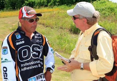 Pro Frank Scalish gives an interview to Senior BASS Writer Steve Price after getting his official weight for the day.