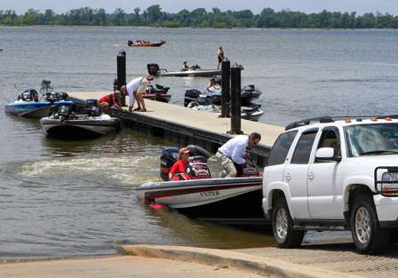 Pro Debra Hengst from Texas loads her Skeeter bass boat onto the trailer after a long hot day on the water.