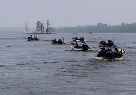 The final flight takes to the Red River to decide the final order for the top 30 pros and co-anglers in the Bass Pro Shops Bassmaster Central Opens.