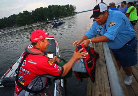 Britt Myers helps his Marshal with his bag on Day Three of the Tennessee Triumph.