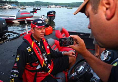 Tournament leader Kevin VanDam talks with Mark Zona for a BASSCam update.