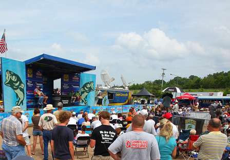 The crowd at Paris Landing State Park gathered before the Day Three weigh-in for a live version of 'Ask the Experts.' 