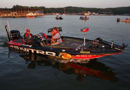 Kevin VanDam idles away from the dock in first place in the Tennessee Triumph.
