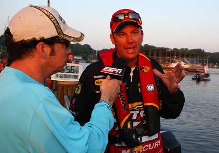 Keith Alan spends a few moments talking to Kevin VanDam about his plan to take home another title on Kentucky Lake.