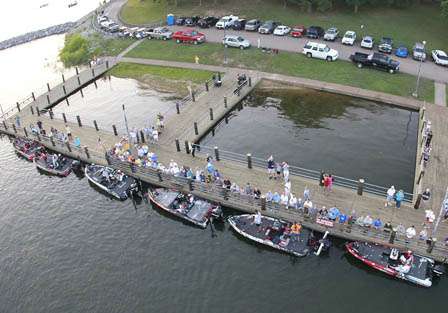 BASS staff and competitors in the Tennessee Triumph get ready for the final day on Kentucky Lake.