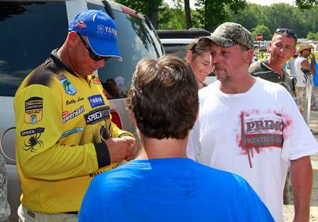 Last years champion at the Kentucky Lake venue Bobby Lane was on hand signing autographs as he has a very large following on Kentucky Lake.