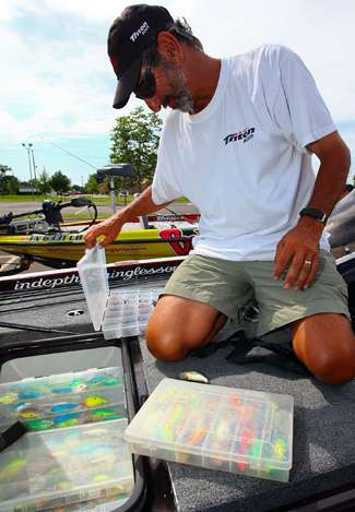 Paul Elias arranges his extensive collection of crankbaits before the anglers briefing. 