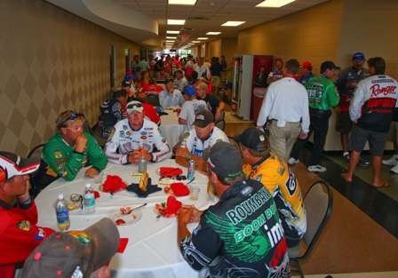 Elite Series anglers and Marshals enjoyed dinner together on the eve of the AutoZone Sooner Run. 