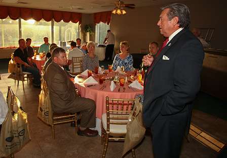 Before dinner was served, Mayor Jerry Willis welcomed the top-12 Elite Series anglers, media members, and guests to Wetumpka, Al.