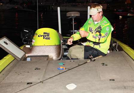 Elite pro J. Todd Tucker cuts line and reties his baits early on the final day of the Bass Pro Shops Bassmaster Northern Open One.