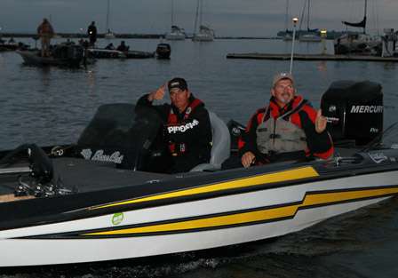 Matt Spharr is back in the game with another boat after losing the motor from his boat in brutal Day Two winds.