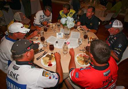 Elite Series competitors and assembled media enjoyed lunch. 