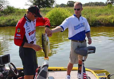 DeBevoise hands the fish back to Klein, so he could place it in the livewell to take to weigh-in.
