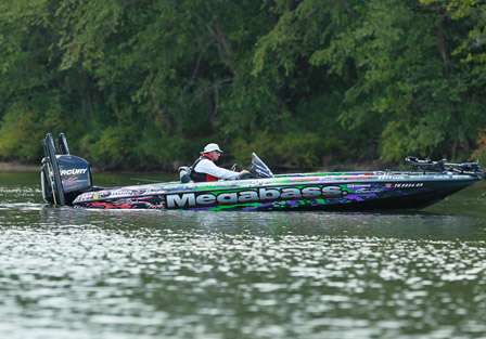 It was no surprise to find Elite pro and postseason qualifier Aaron Martens taking a better look at the Alabama River as well. Martens is known for his ability with electronics to locate the green fish.