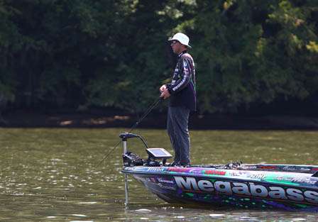 Aaron Martens cranks the river channel on Day One.