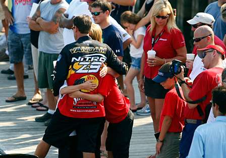 Kevin VanDam's children give a big hug before the Day Two launch.