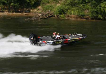 Russ Lane fights the waves of spectator boats as he runs south on the Alabama River. 