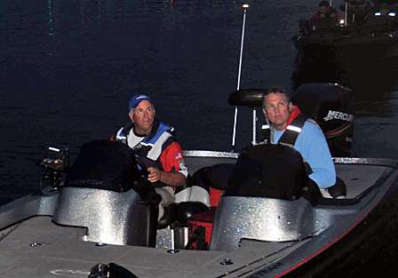 Boater Monty Fralick of South Dakota and Minnesota's Rick Billings cruise through the check-out line.