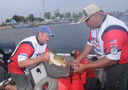 Bob Garman (left) and Scott Moody bag up their fish for the final day weigh-in.