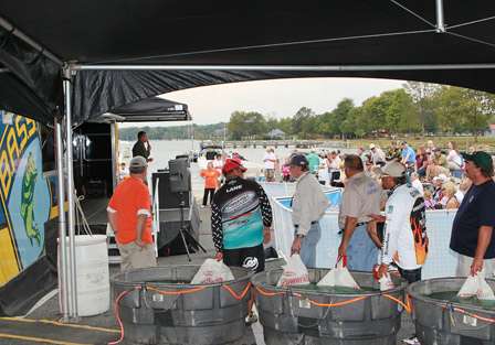 Tournament Director Chris Bowes talks to the crowd prior to weigh-in as the anglers gather at the tanks just off stage.