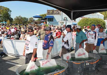 The first flight of the top 30 anglers is ready at the tanks.