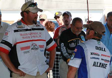 Wire-to-wire leader Nate Wellman talks to second-place Darin Doll at the tanks.