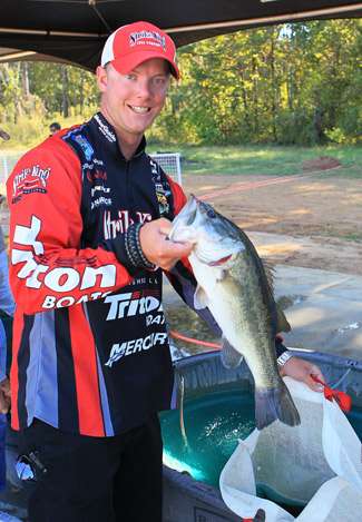 Jonathon Van Dam shows off a nice bass he coaxed from the waters of Lake Seminole as he eyes an Elite Series invitation.