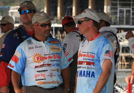 Craig Schuff (right), who entered the tournament leading the points, talks with pro Mike Kernan as they wait in line.