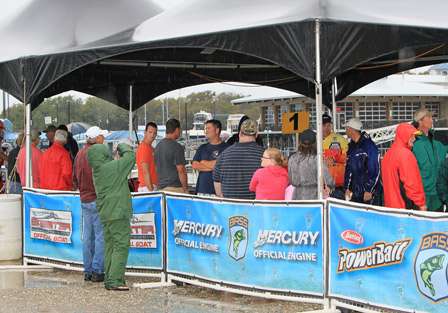 Fans and family members squeezed in under the tent to try their best to stay dry as the weigh in got under way.