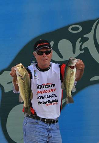 George Crain shows a pair of aces to the crowd before taking the stage for an official weight of 11-7 which boosted him into second place overall, and first in the Southern Division.