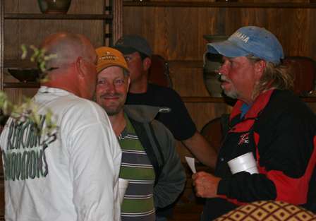 Weekend Series anglers talk after the meeting before competition begins Wednesday.