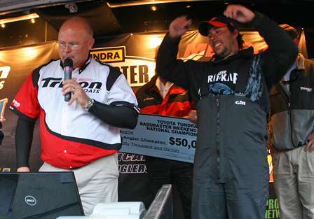 Richard Peek reacts when he finds out Dennis McGouirk unseated him as the non-boater champion.