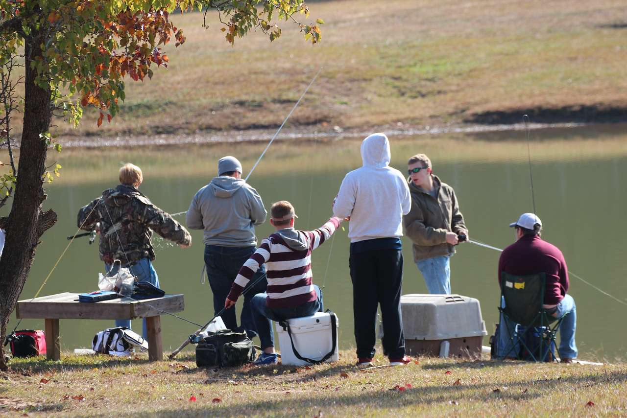 High school anglers prepare to help the youngsters fish.