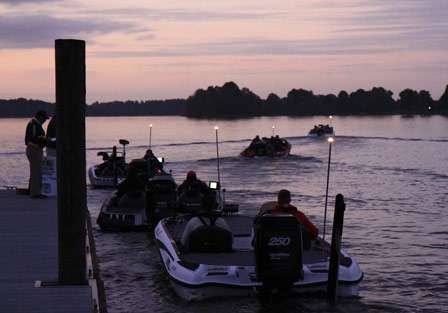 The first boats leave the dock for Day Two of the final Southern Open of 2009.