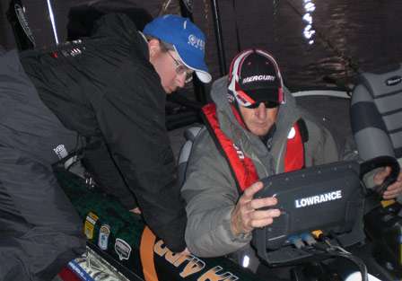 Gary Klein discusses the finer points of Delta navigation with Cliff Pace before the practice day launch.