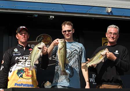 Pat Broderson of Wamego, Kan., and Joshua Kyser of Ft. McCoy, Fla., with Elite pro Jami Fralick.