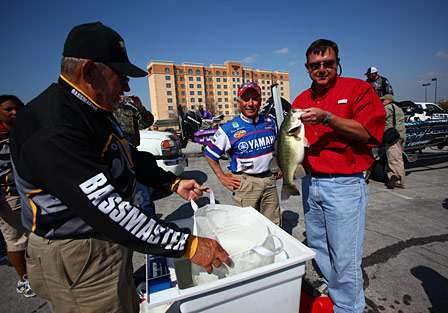 PeeWee Powers checks in Rene Jackson and pro Dave Mansue. Jackson had the big fish of the day, a 5-14.