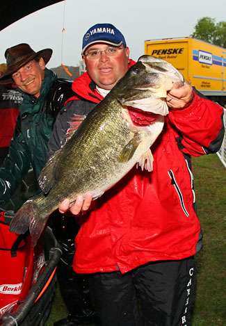 Lowen showed the lakes' big fish capabilities with this 10-6, the largest of the tournament, but he failed to reach the Top 12.