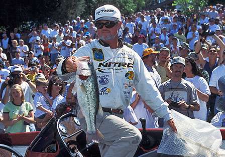  Clunn has the crowd's attention at the 2001 Classic, the year VanDam won his first title.