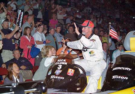 The crowd greets the legendary Clunn at the 2005 Classic. KVD won that one, too.