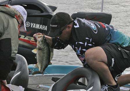 Chris Lane tranfers fish from livewell to weigh-in bag Thursday. He finished the day in 13th place with 14 pounds, 5 ounces.